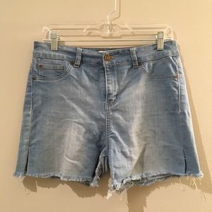 ⭐️ Celebrity Pink Light Wash Fray Jean Shorts